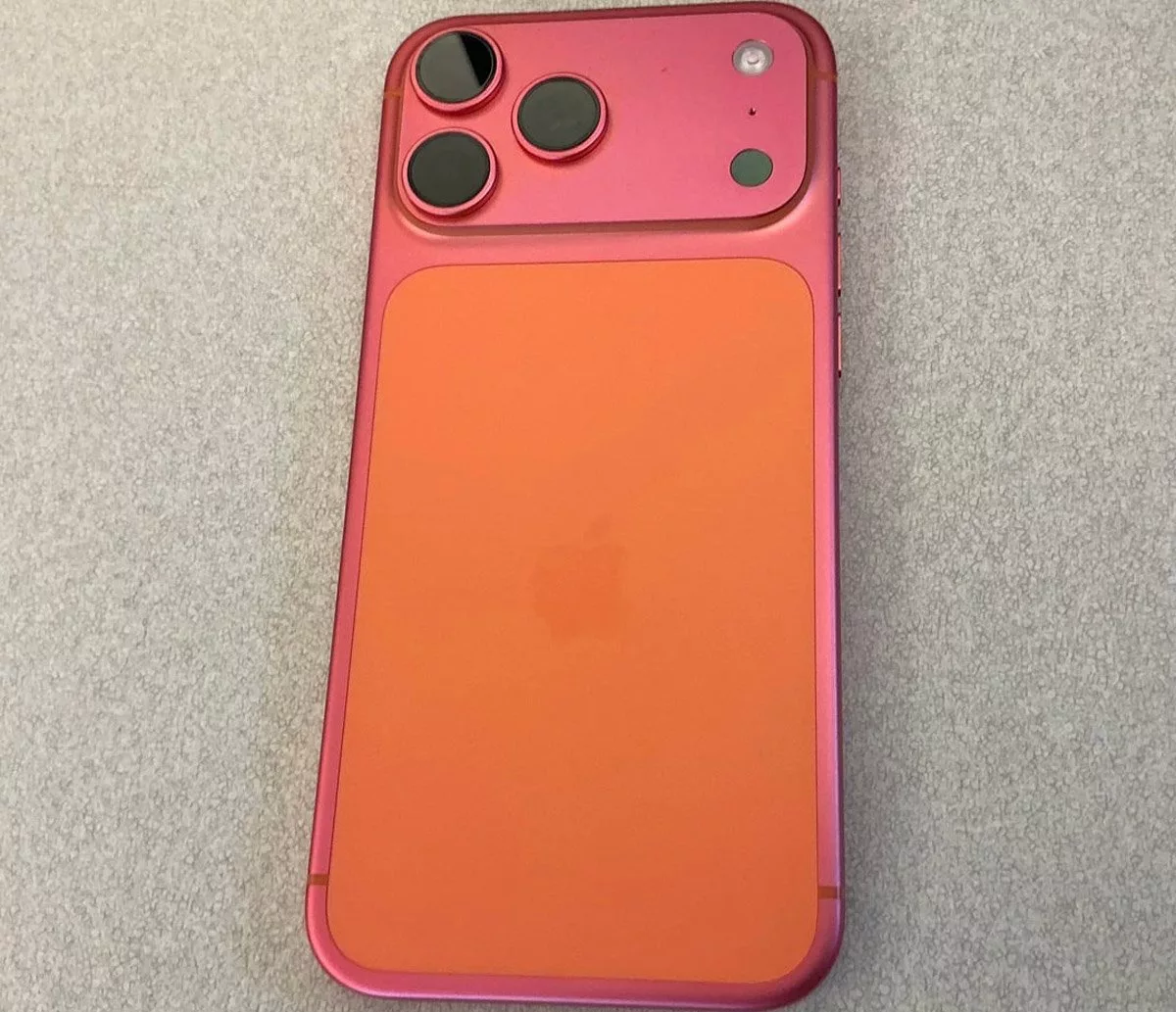 گزارش عجیب کاربر ردیت: رنگ آیفون 17 پرو مکس از نارنجی به صورتی تغییر کرده است